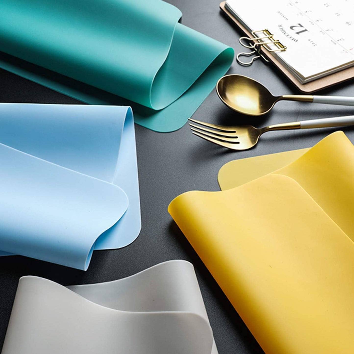 Silicone Placemats, Food-Grade Non-Slip Waterproof, Dining, Stain Resistant, Countertop Protector, Kitchen Counter Mat, Heat Resistant, Baking mat Dishwasher Safe (15.7x11.8Inch-4pack, White Gray)