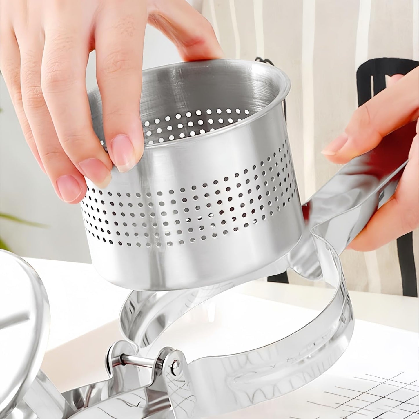 Stainless Steel Potato Ricer Masher,Multi Functional Potato Ricer Press for Pressing Potatoes, Fruits, Vegetables,Manual Masher Kitchen Tool,with 3 Removable and Interchangeable Discs (Bye Hole)