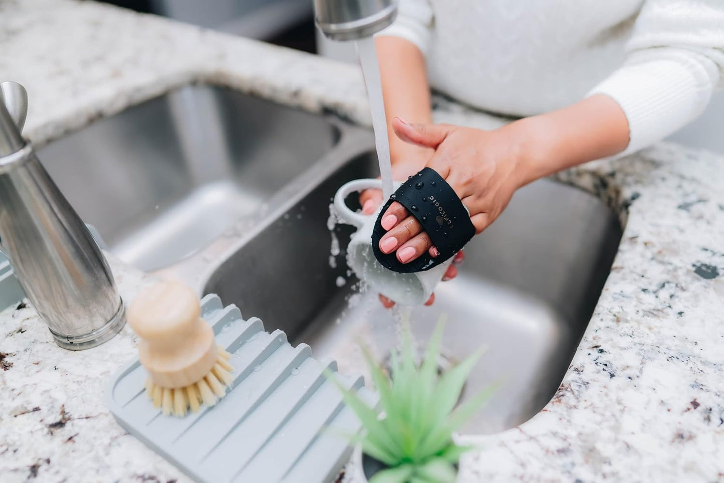 Effilogic Silicone Sponge Holder – Self-Draining Kitchen Sink Organizer, Quick Dry Mat and Counter Protector – Dishwashing Accessories for Sponges, Brushes, and Soap - Medium Black