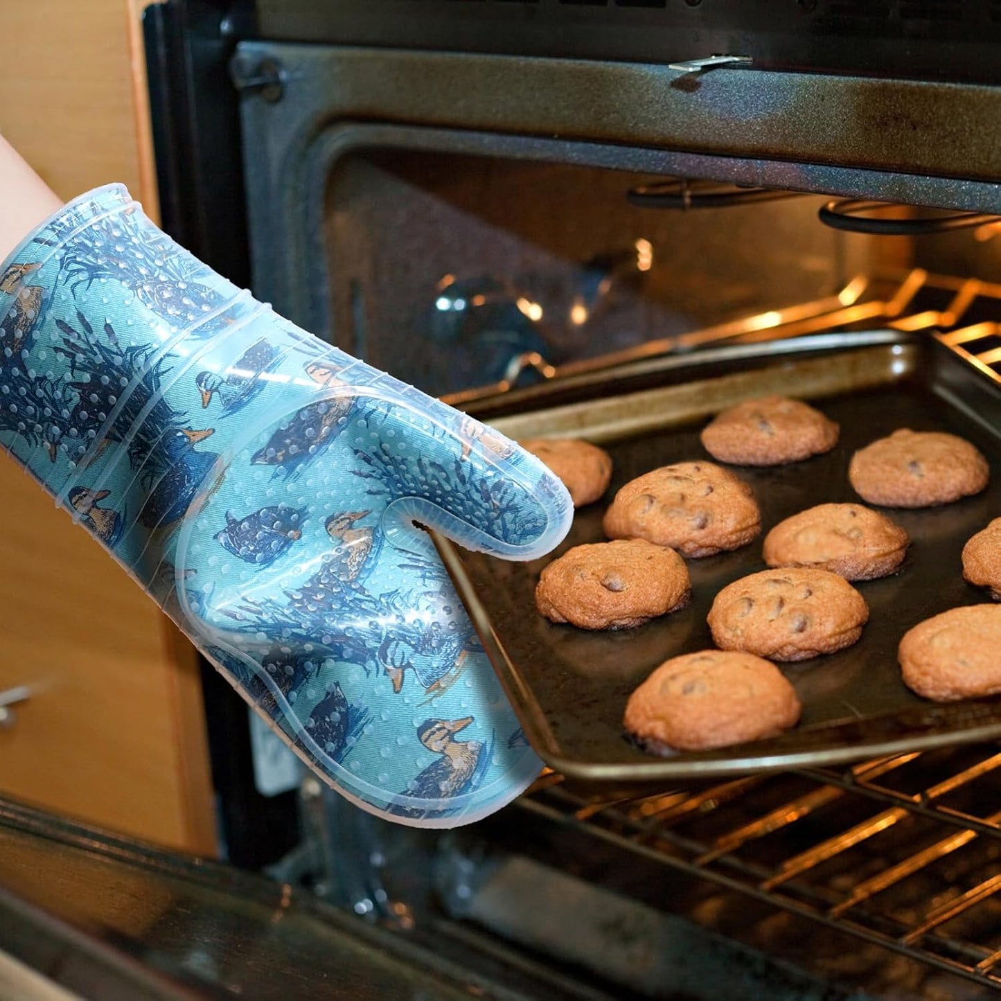 Oven Mitts Set of 2 with Transparent Clear Silicone Shell and Nice Duck Printing Cotton Lining, Heat Resistant to 500 F Kitchen Oven Gloves Pot Holder for Cooking (Wathet Blue, Oven Mitts)