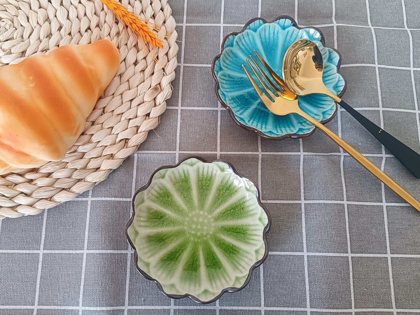 Ceramic Spoon Rest for Stove Top, Flower Cute Spoon Rest for Kitchen Counter, Cooking Spoon Holder for Kitchen Counter, Utensil Rest Spatula Rest Ladle Holder Tong Rest, 1 PC (Ice Cracks, Grass Green)